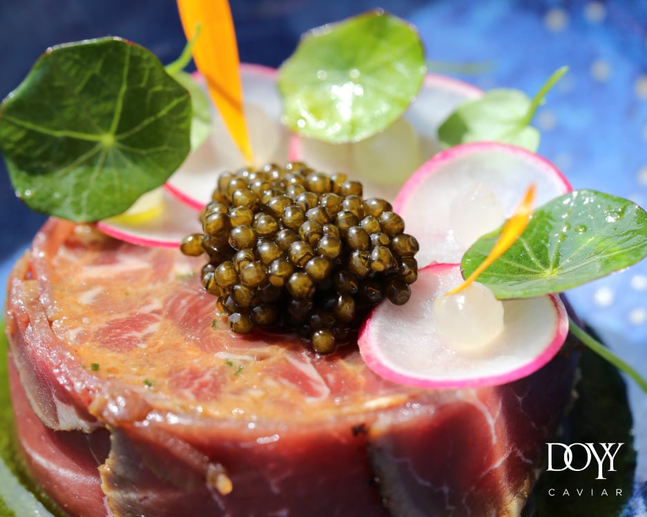Steak Tartare met een topping van kaviaar - Doyy Caviar